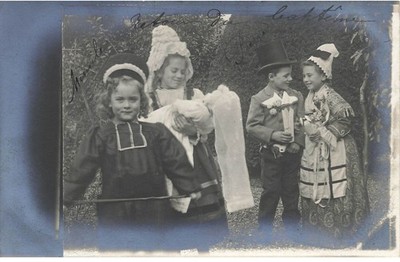 Enfant - Enfants déguisés, jouant à baptisé une poupée