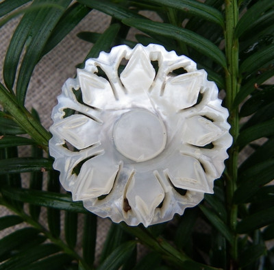 PERLMUTT BROSCHE GESCHNITZT UND DURCHBROCHEN, DIE EINE BLUME DARSTELLT - VINTAGE SCHMUCK