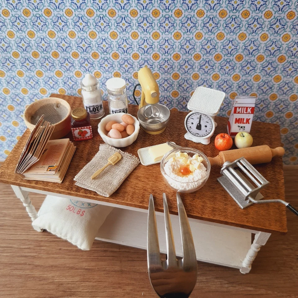 cucina in miniatura per casa delle bambole, tavolo completo di accessori 1:12 - Immagine 2 di 4