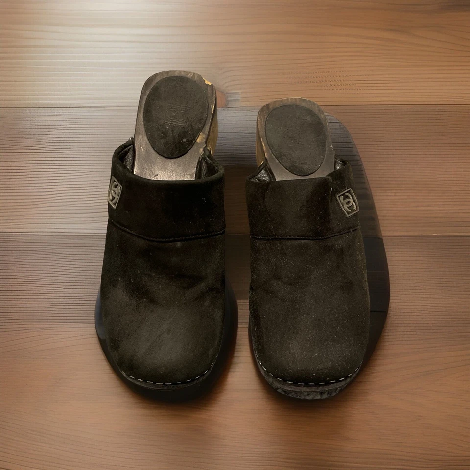 Chanel Sport Gamuza Entrelazado Logo CC Sin Cordones Punta Redonda Zueco Mules Negro 37 Foto 2 de 4