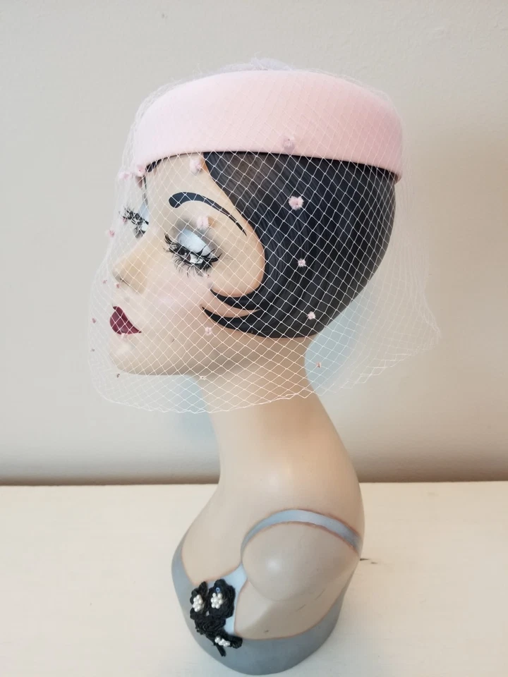 Sombrero pastillero abierto rosa pálido vintage de los años 50 con velo colorete de puntos de chenilla Foto 3 de 4