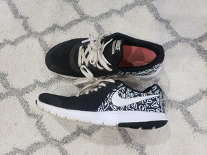 girls black and white nikes
