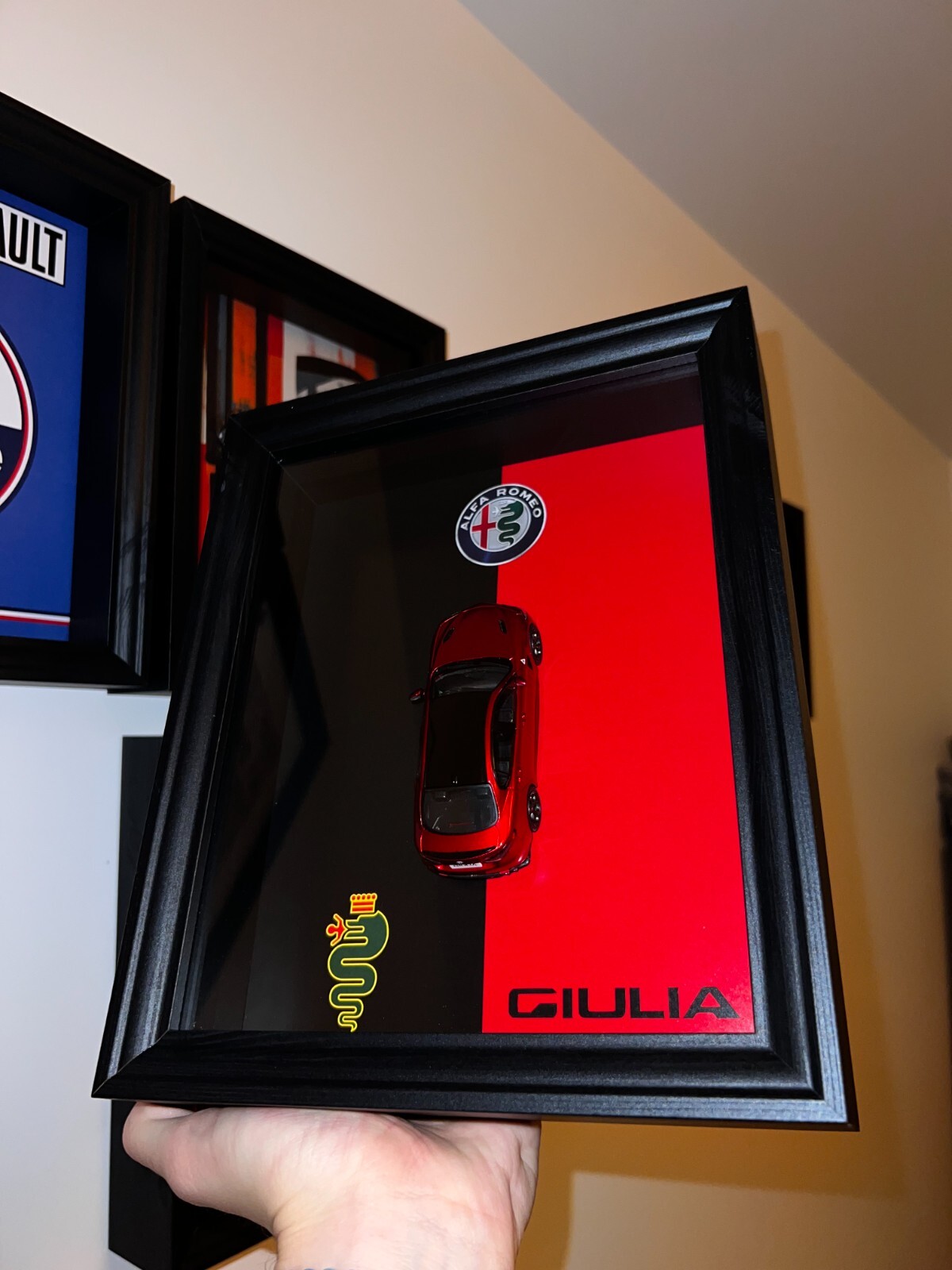 Cadre voiture Alfa Romeo Giulia Quadrifoglio 1/43 en bois noir mini vitrine