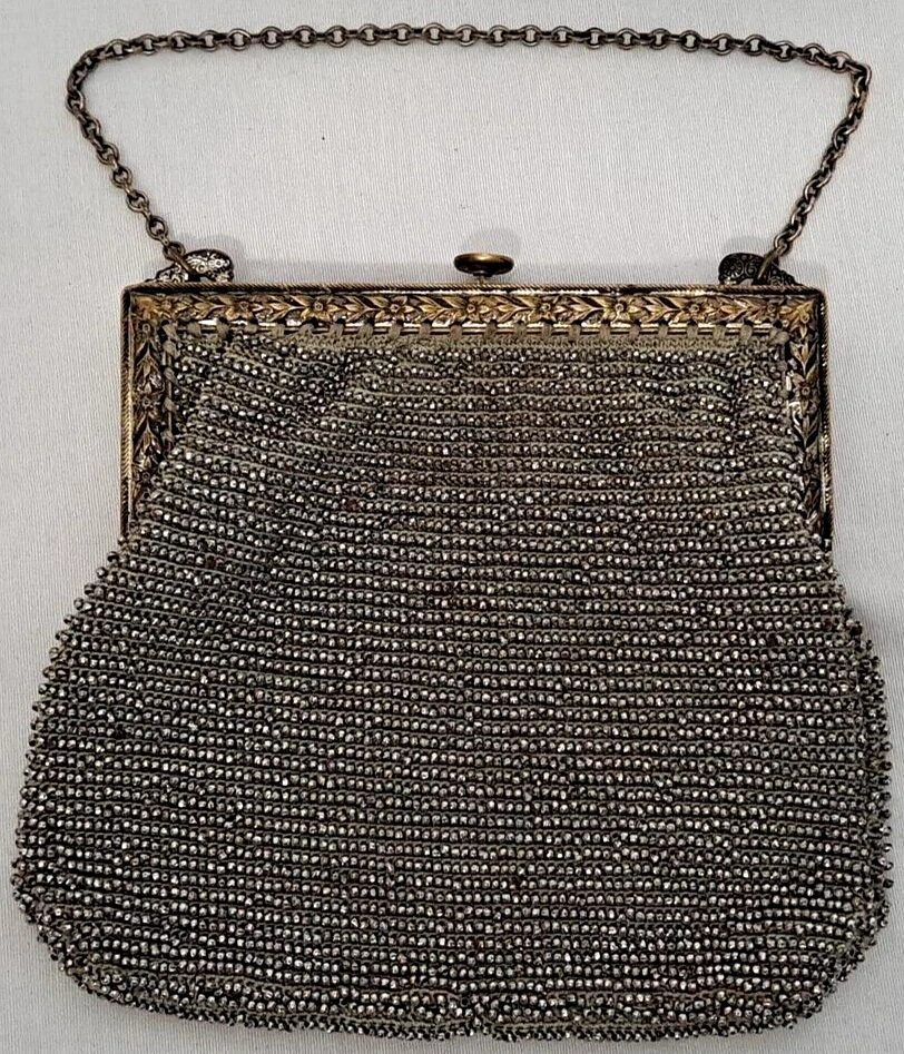 Cartera antigua de plata de ley de 1920 pequeña con solapa broche de botón con cuentas de tela Foto 3 de 4