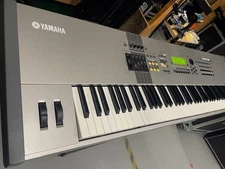 Yamaha Motif 8 88-Key Sampling Synthesizer Workstation with Weighted Keys