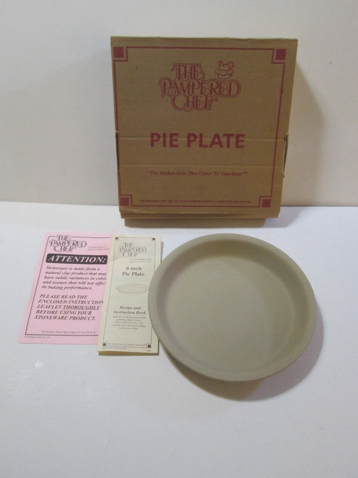 Pampered Chef Pie Plate 9-inch Stone Stoneware 4484 NEW in original Box &Scraper
