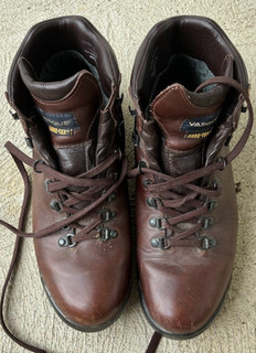 USED VASQUE SUNDOWNER GTX LEATHER HIKING BOOT MADE IN ITALY (SIZE 10.5)