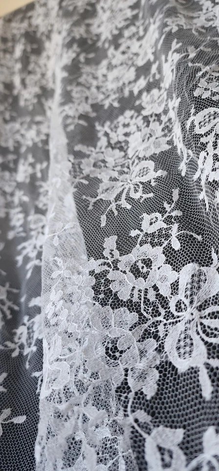 Encaje Chantilly francés vintage blanco roto - mezcla de algodón fino 68" x 67" Foto 4 de 4