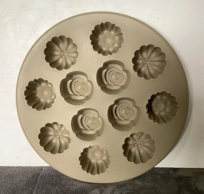 Pampered Chef Silicone Bakeware Floral Cupcake Pan 1613 Flower EUC