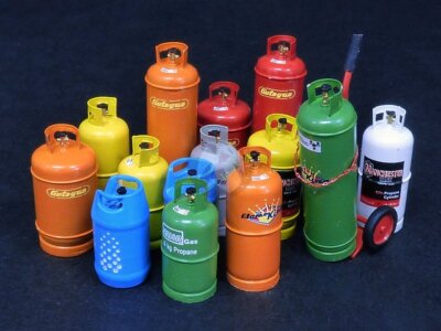 Plus Model 1/35 Assorted Large Propane Gas Tanks with Hand Cart (15 bottles) 520