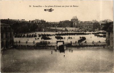 Old postcard Versailles - La Place d'Armes un jour de Revue (657607)