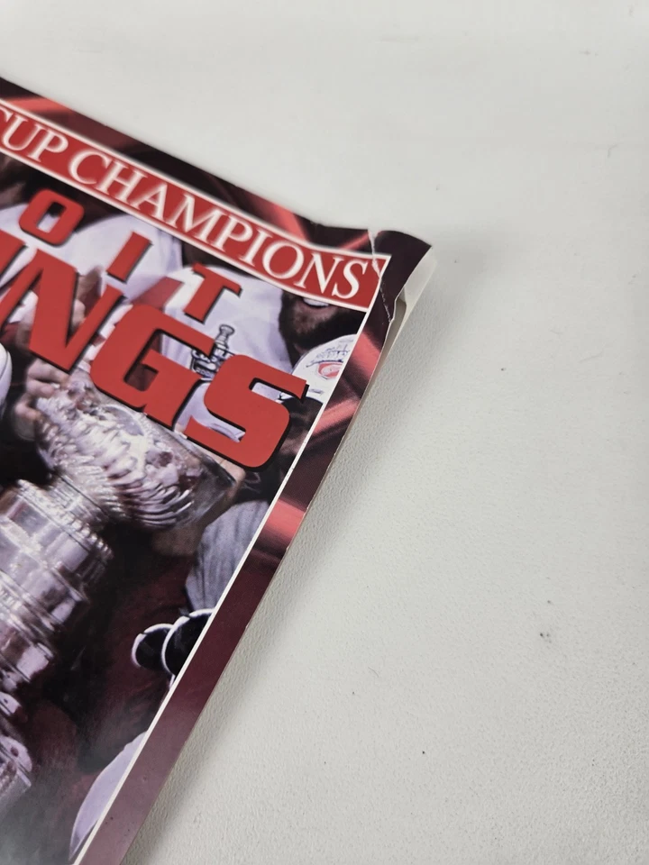 Detroit Red Wings Crystal Pucks And Magizine - Image 2 of 4