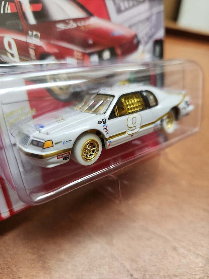 Ford Thunderbird 1986 Chase White Johnny Lightning 1:64 Stock Car rojo Foto 3 de 4
