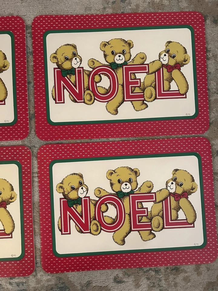 4 Vintage Town and Country Vinyl Placemats Christmas Bears Noel Red And Green - Imagem 3 de 4
