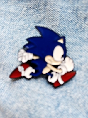 SONIC THE HEDGEHOG ENAMEL /LAPEL/ BROOCH PIN-NIP-NEXT DAY SHIPPING