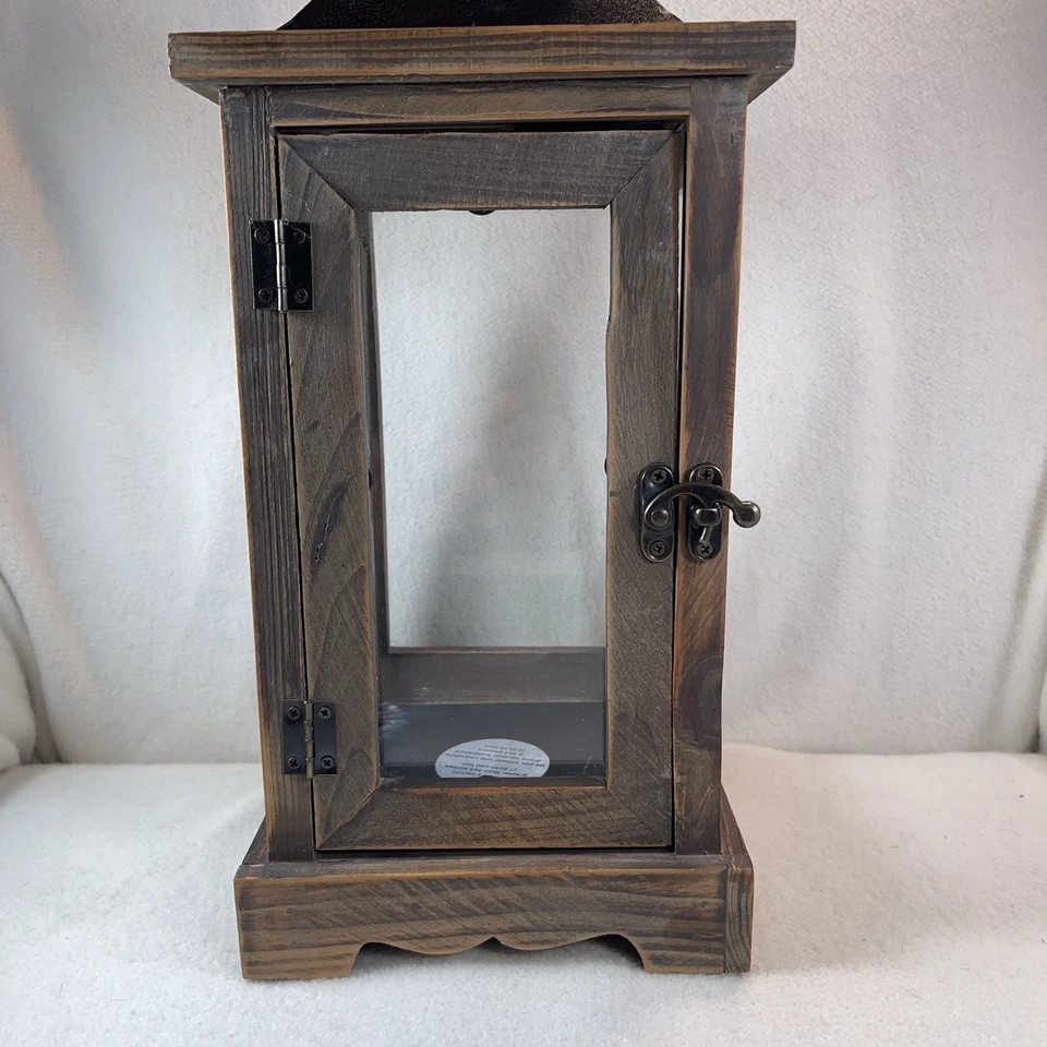 "Linterna de madera rústica de 15"" de alto con paneles laterales de vidrio superior de metal negro" Foto 2 de 4