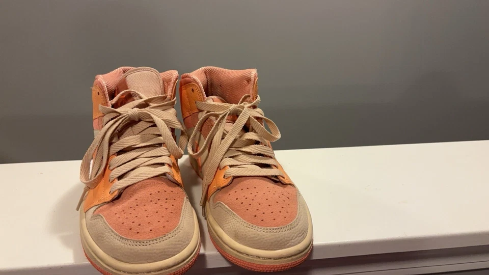 Air Jordan feminino 1 damasco médio com tamanho 5,5 - Imagem 4 de 4