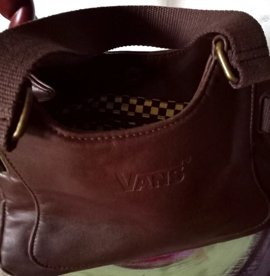 Bolso de Mano Vans Pequeño Marrón Imitación Cuero con Hebillas en el Lateral y Forro a Cuadros Foto 3 de 4