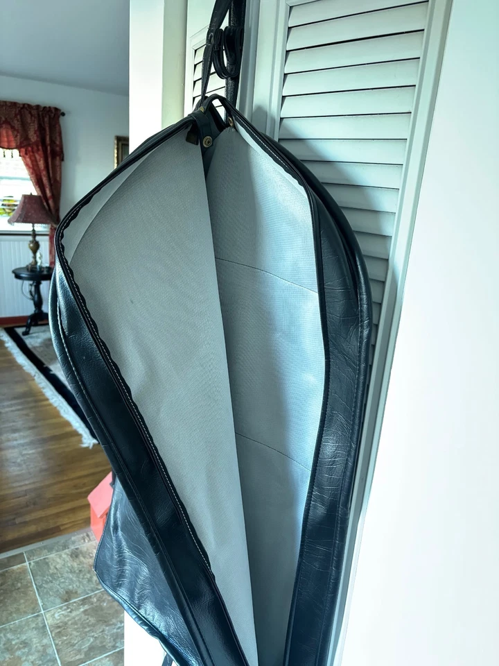 Bolso de ropa vintage de cuero negro Foto 3 de 4