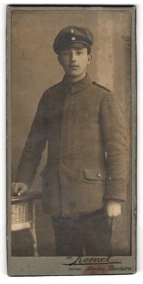 Fotografie Atelier Kornet vorm. Schulze, Bautzen, junger Soldat in Uniform mit  