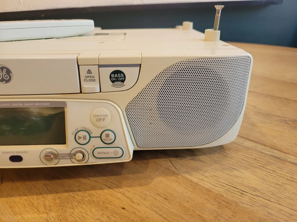 GE SpaceMaker Stereo CD Player AM/FM Radio W/Light Under Cabinet 7-5290B - Image 3 of 4