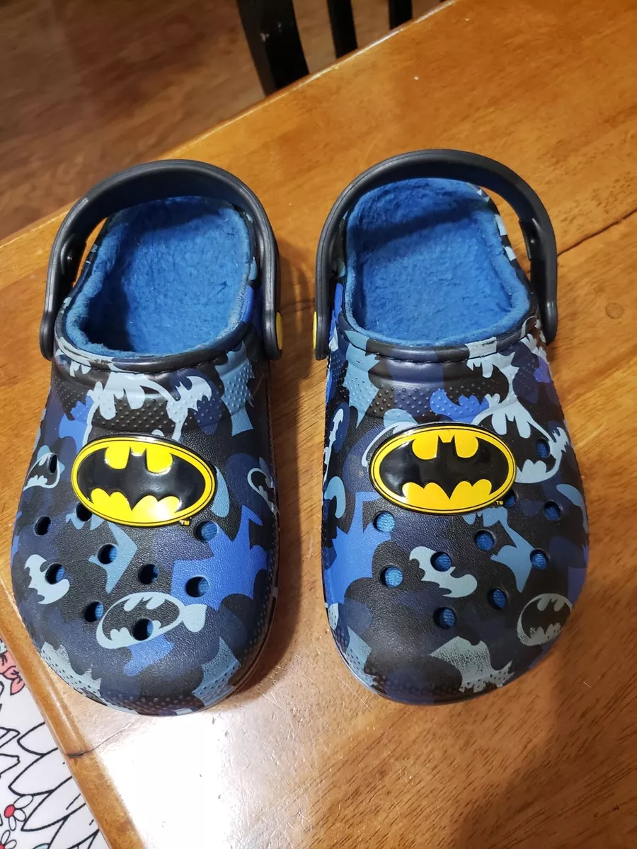 BATMAN BLUE CAMO CROCS WITH LINING SIZE 12C BOYS EUC ICONIC FIT