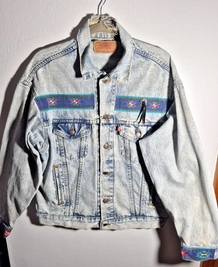 Levi 70507 2019 vintage trucker denim jacket size M with a Western motif design