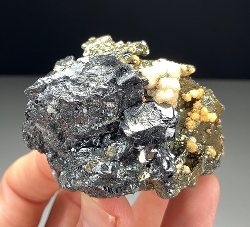 RODOCROSITE, PIRITE, CALCITE E SFALERITE SU PIRROTITE DA STAN TERG, KOSOVO - Foto 15 di 17