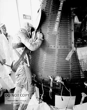 ALAN SHEPARD MERCURY ASTRONAUT EXAMINES FREEDOM 7 - 8X10 NASA PHOTO (AA-275)