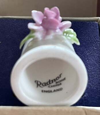 Porzellan Fingerhut mit Rose, Radnor England