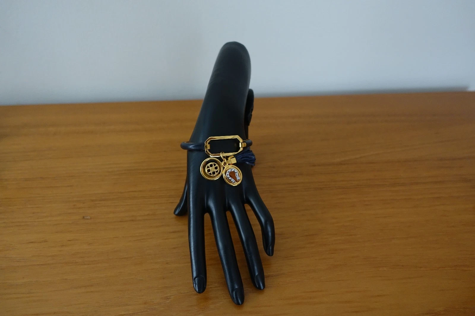 BRACCIALE TORY BURCH IN PELLE PLACCATO ORO FERRO DI CAVALLO GOCCIA & NAPPA IN MARINA. NUOVO