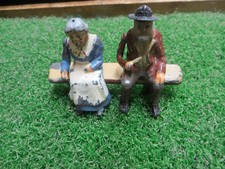 VINTAGE BRITAINS FARM TOYS LEAD VILLAGERS OLD MAN LADY & BENCH 1:32 UK 555 556
