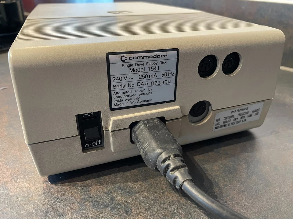 Commodore 1541 51/4" Diskettenlaufwerk für C64 - voll funktionsfähig mit Stromkabel - Bild 3 von 4