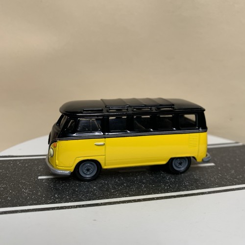 Johnny Lightning Volkswagen #33 1960 VW Type 2 T1 Samba Bus Yellow/Black 1:64 NM - Picture 13 of 15