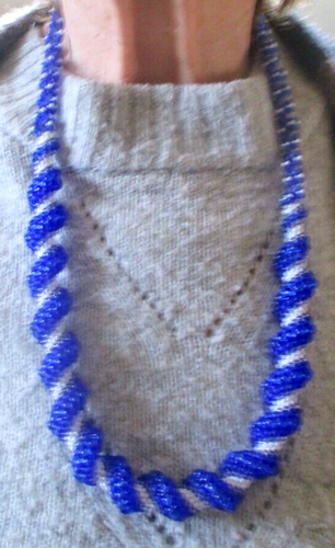 Collier De Perles En Résine Bleue Vintage - Bijou Fantaisie Unique - État Impeccable
