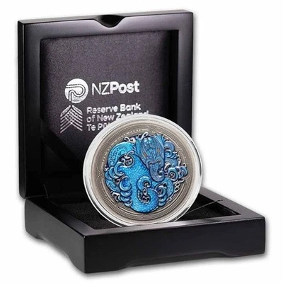 2025  Neuseeland Water Taniwha 2 Oz Silber Colorized Antique Proof Box  & CoA - Bild 1 von 4