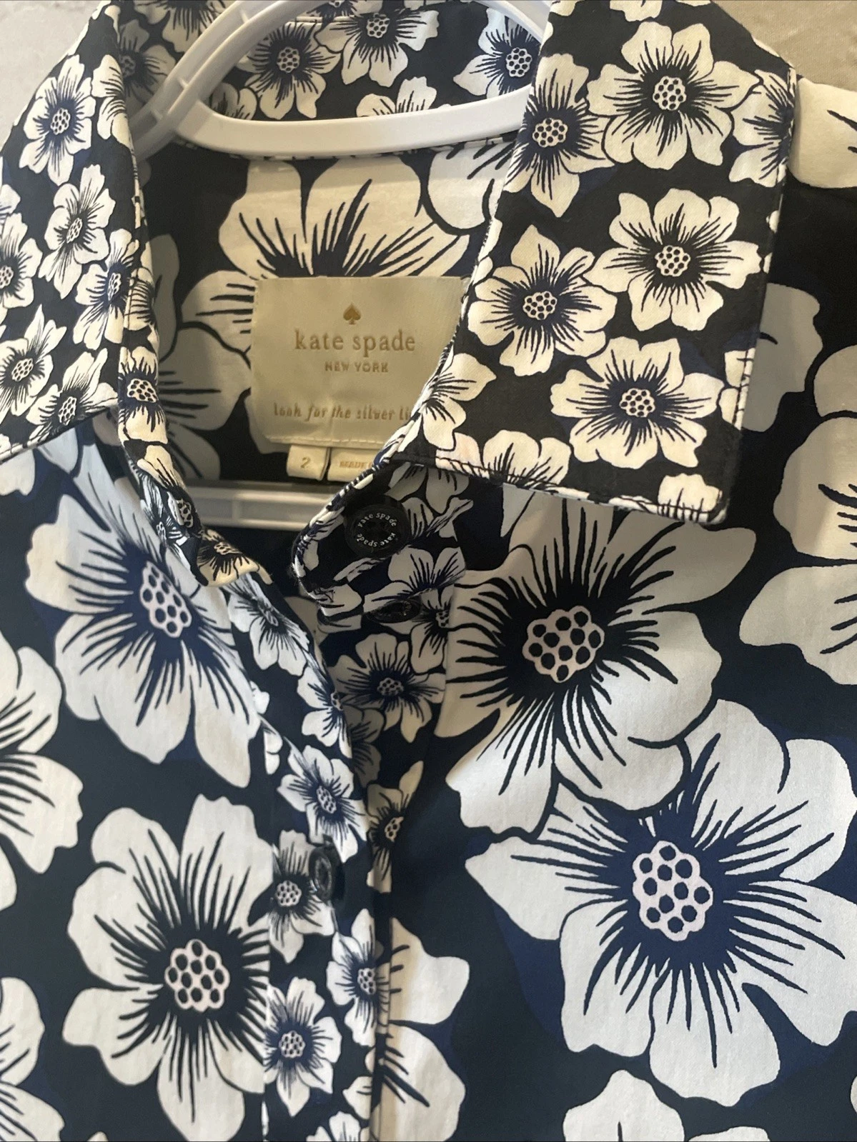 Abito camicia Kate Spade 2 nero bianco navy floreale agrifoglio aderente e svasato elasticizzato