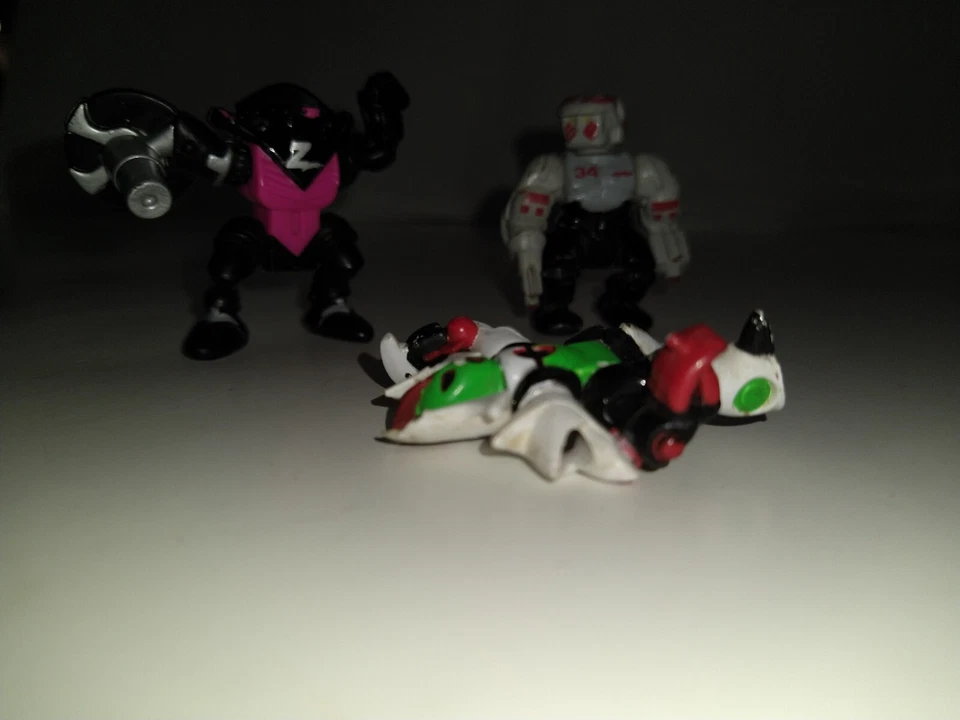 Vintage LOT of 3 1990s Z Bots Galoob Micro Machines Figures & Vehicles - Image 3 of 4