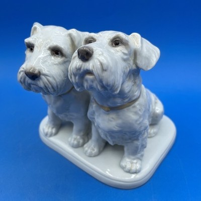 GERMANY PORCELAIN FIGURINE OF A PAIR OF SEALYHAM TERRIER DOGS ON A PLINTH