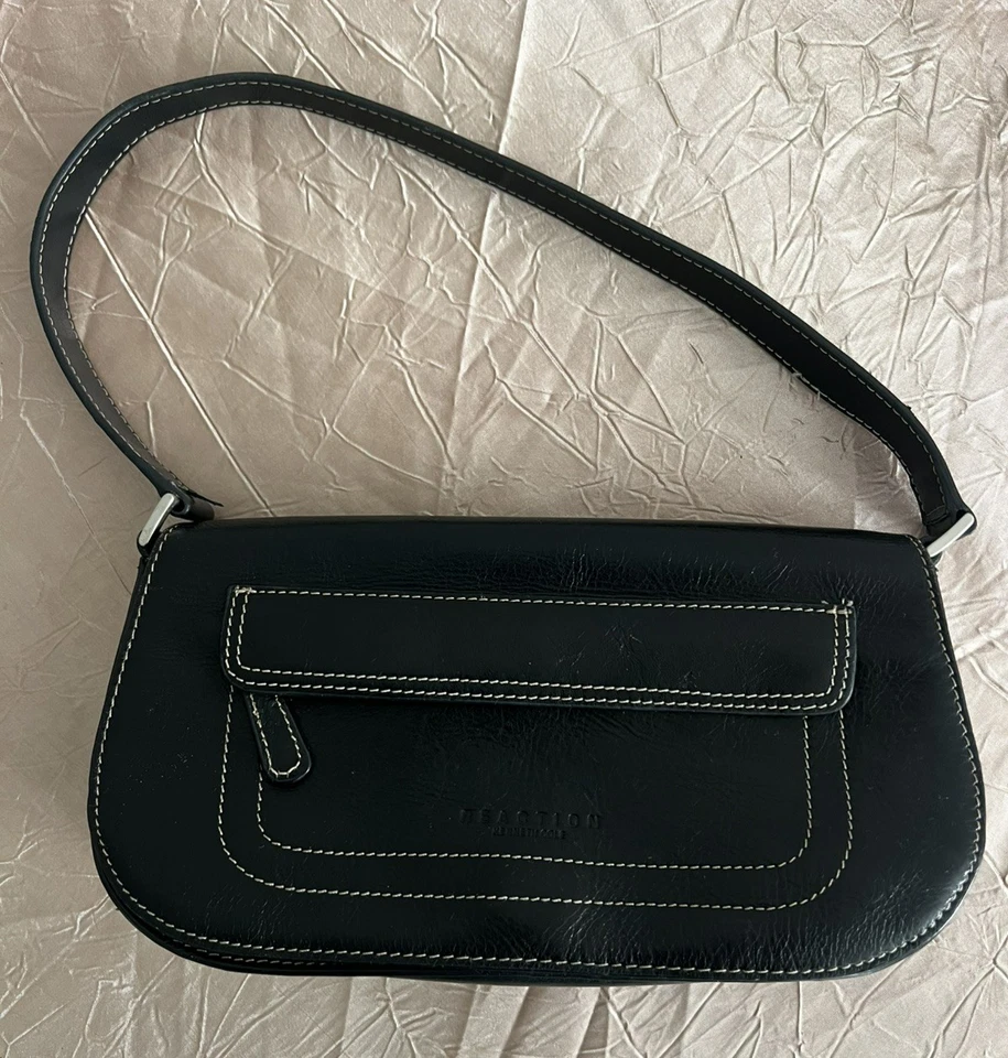 Cartera sobre Reaction Kenneth Cole cuero negro costuras blancas Foto 3 de 4