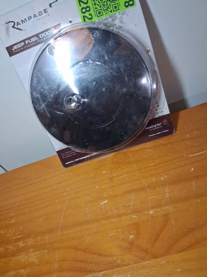 Крышка бензобака с замком Rampage 85007 черная в нормандском стиле, 2007–2018 Jeep Wrangler JK - Изображение 4 из 4