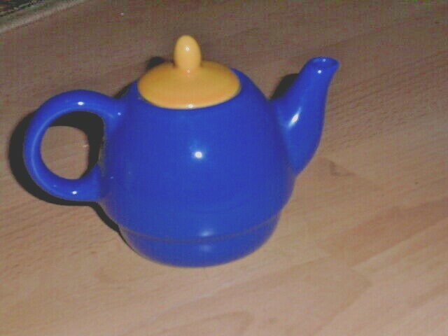 tolle moderne Portions- Kaffeekanne Porzellan blau mit gelbem Deckel 10x9cm NEU