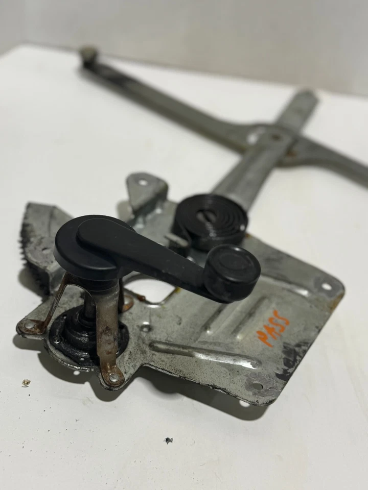 1994-1998 GMC JIMMY MANUAL WINDOW DOOR TRACK SLIDER ASSEMBLY FRONT LEFT - Image 3 of 4