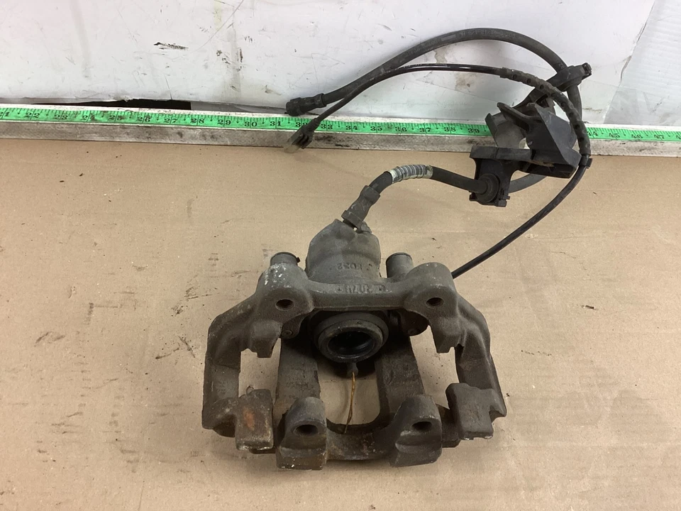 2007-2012 Mercedes-Benz GL450 Rear Right Brake Caliper w/ Hose Pipe Line OEM - Image 3 of 4