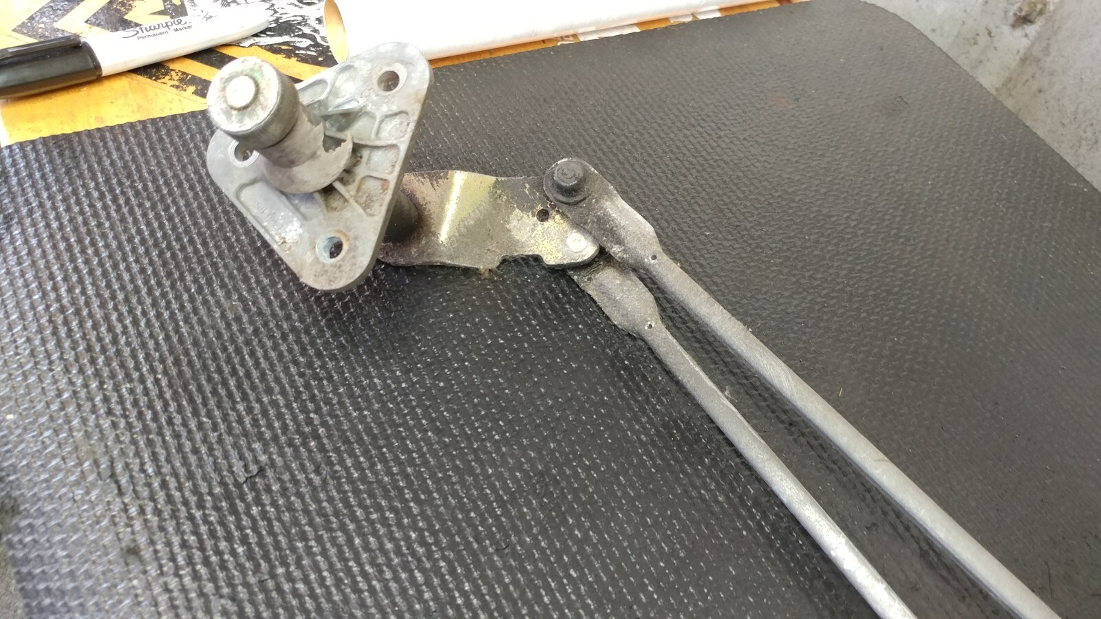 9404 FORD MUSTANG WINDSHIELD WIPER MOTOR LINKAGE ARM TRANSMISSION