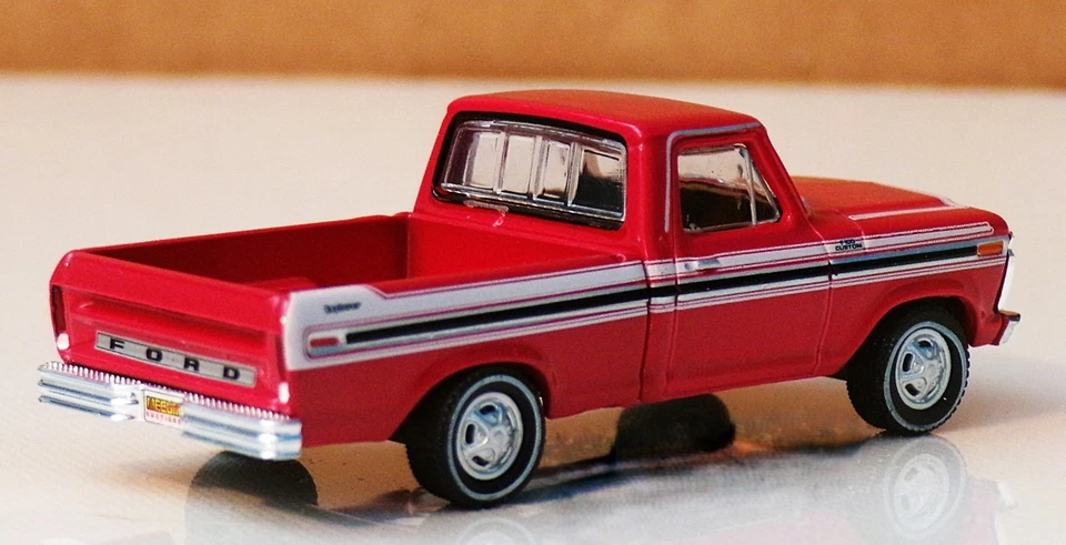 1977 年福特 F-100 Explorer Mecum 拍卖售价 24,750 美元...绿灯...1:64 — 第 4/4 张图片