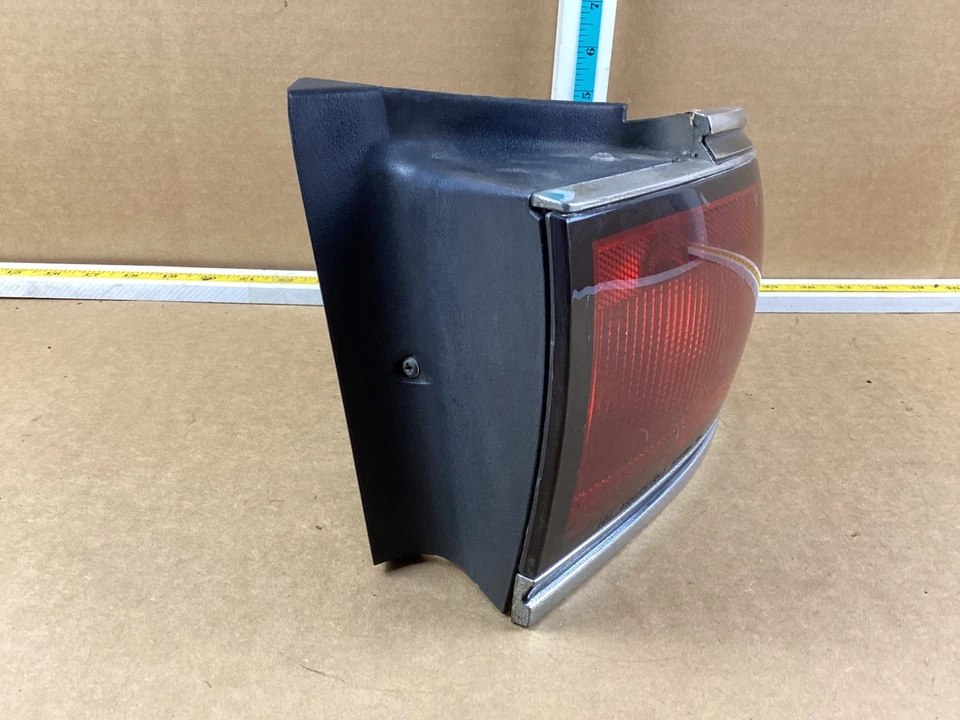 Luz trasera montada en panel cuarto lateral derecho Buick LeSabre 1992-1996 Foto 3 de 4