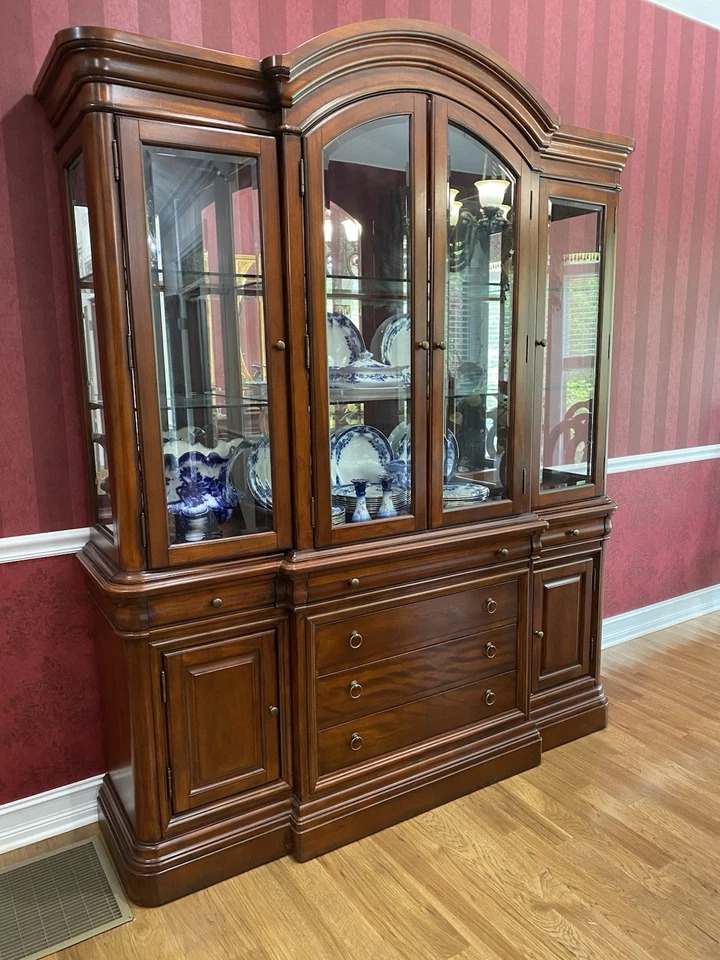 Lindo conjunto de sala de jantar formal Thomasville US$ 4.500 (originalmente US$ 14.000) - Imagem 4 de 4