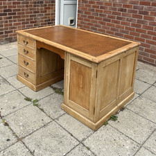 Grand wooden desk