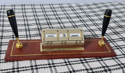 Vintage Schreibtisch Doppel Stift Ständer mit drehbarem Kalender Leon Jessel Kalbsleder